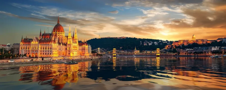 Budapest látképe a Parlament épületével a Duna partján